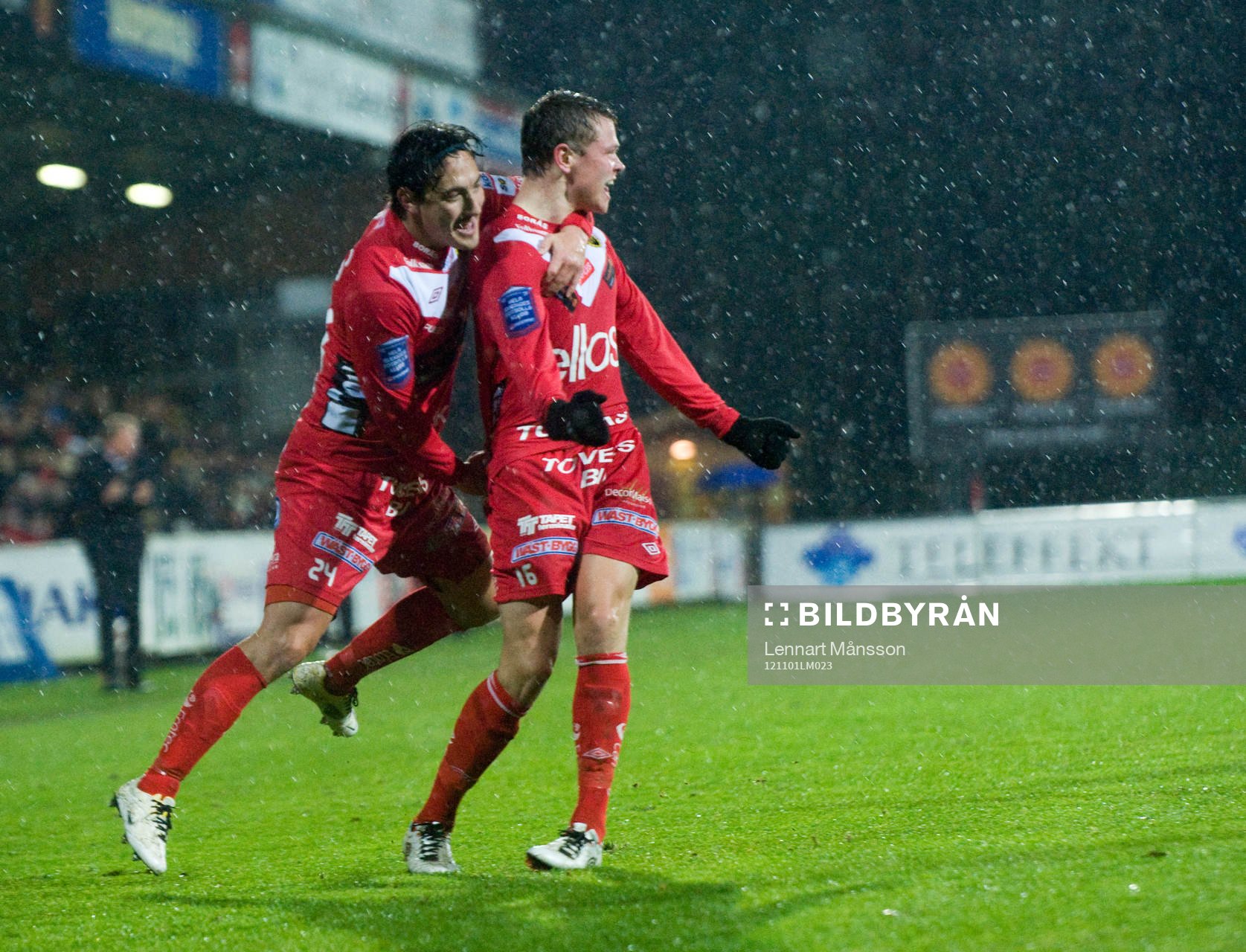 2-3, Matchhjälten Viktor Claesson, Elfsborg, grattas av