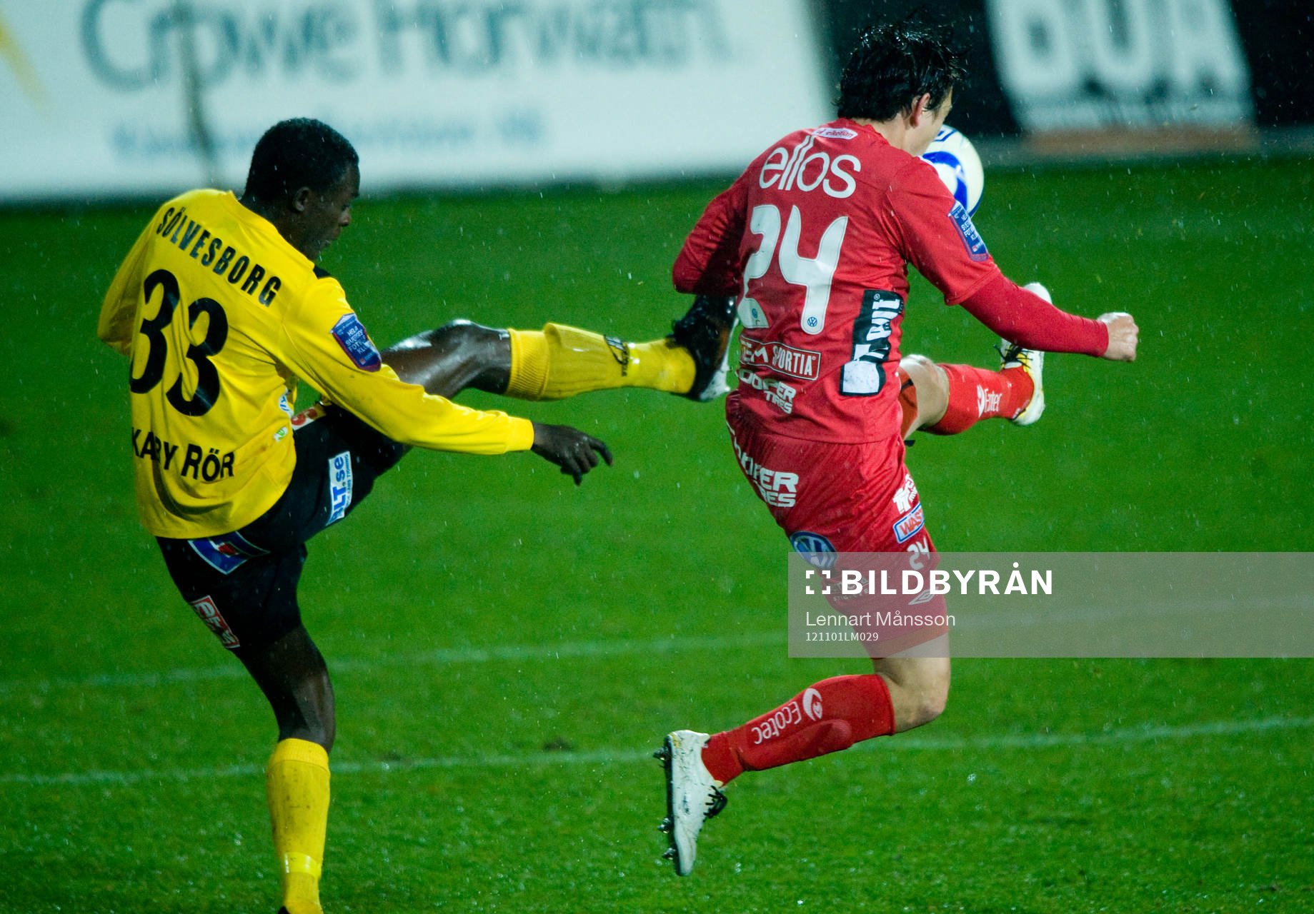 Fotboll, allsvenskan, Mjällby - Elfsborg: Stefan Ishizaki, Elfsborg får en fot i baken av Gbenga Arokoya, Mjällby