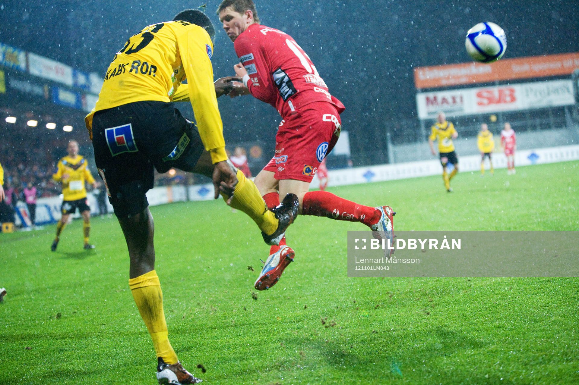 Fotboll, allsvenskan, Mjällby - Elfsborg: David Elm, Elfsborg och Gbenga Arokoyo, Mjällby. Rensning, bort med bollen.