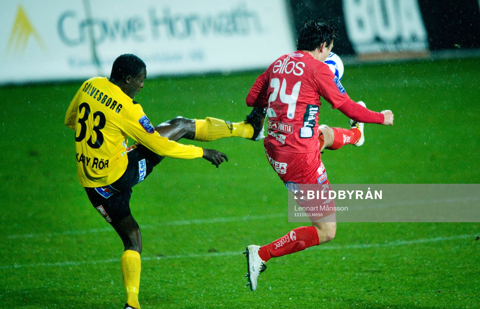 Fotboll, allsvenskan, Mjällby - Elfsborg: Stefan Ishizaki, Elfsborg får en fot i baken av Gbenga Arokoya, Mjällby