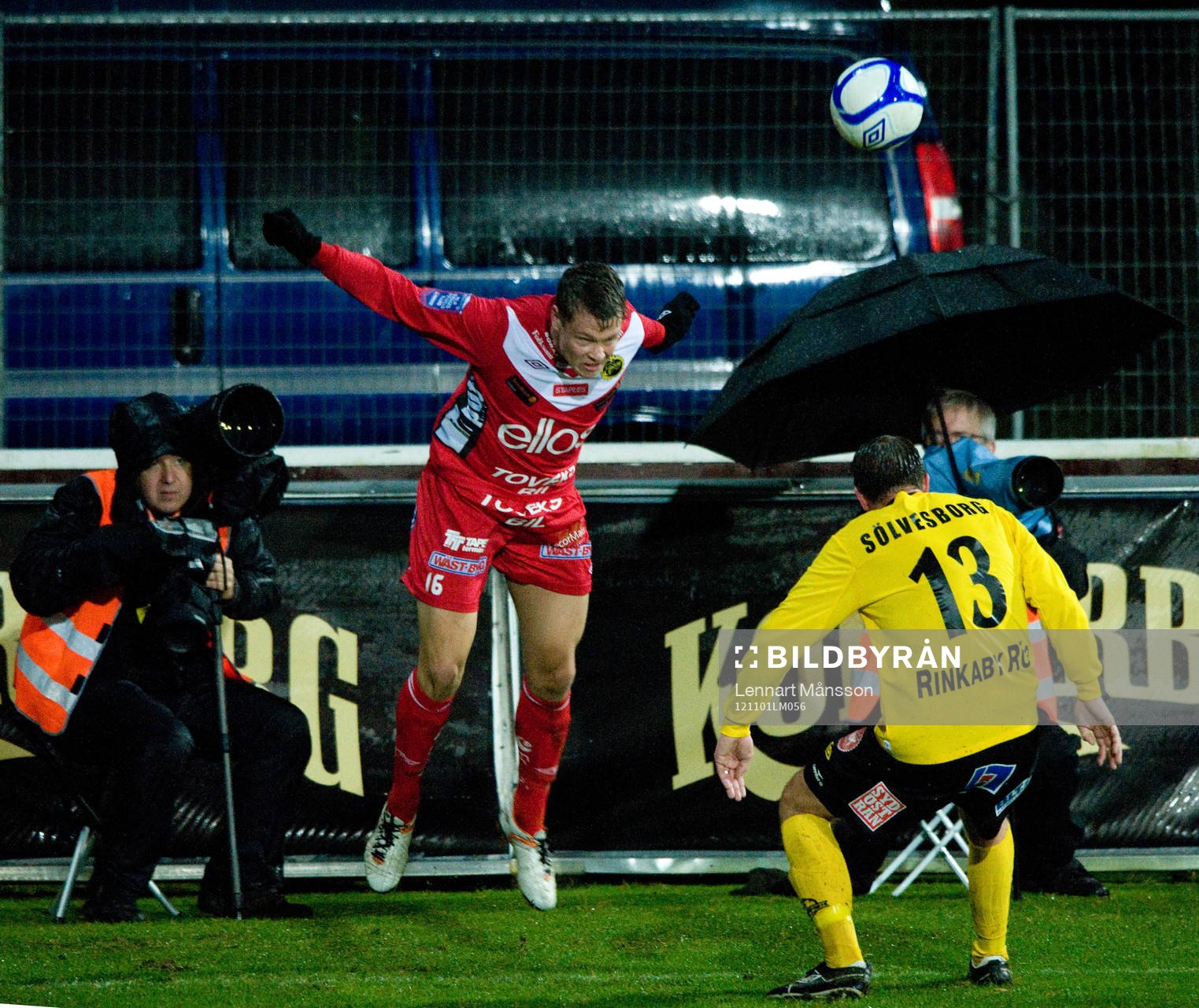 Fotboll, allsvenskan, Mjällby - Elfsborg: Viktor Claesson, Elfsborg, regn, oväder, fotografer
