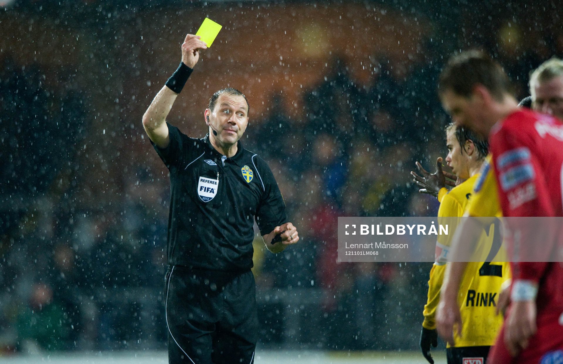 Fotboll, allsvenskan, Mjällby - Elfsborg:  Jonas Eriksson, domare, varning, gult kort