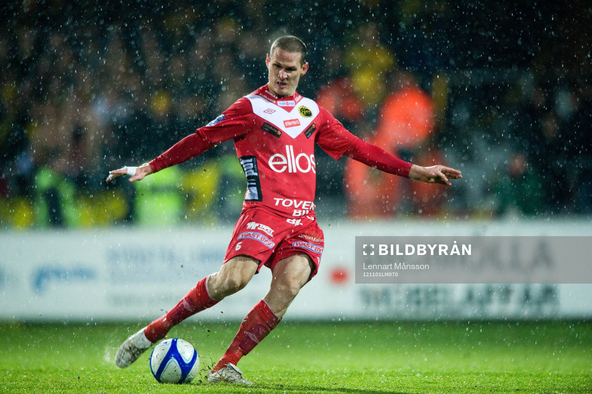 Fotboll, allsvenskan, Mjällby - Elfsborg: Jon Jönsson, Elfsborg, skjuter frispark