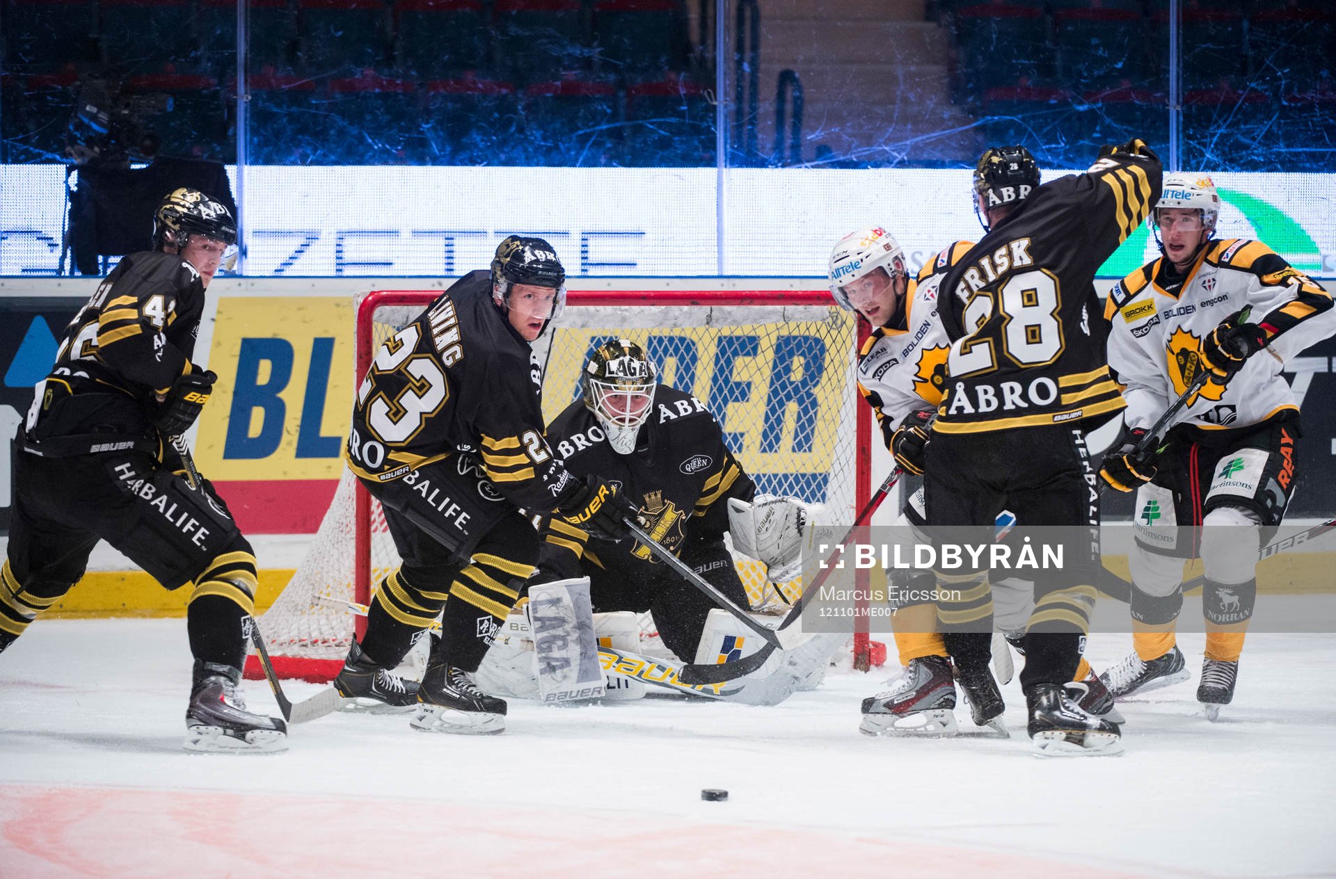 Alla ögon på pucken. Nicklas Jensen, Jonas Liwing, Niklas