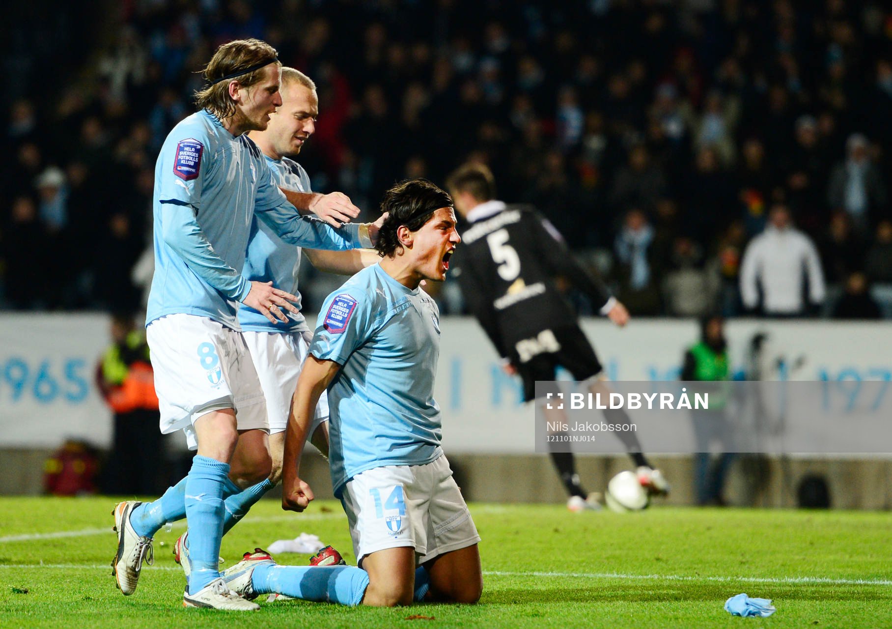  Miiko Albornoz jublar efter 1-0 till Malmö.