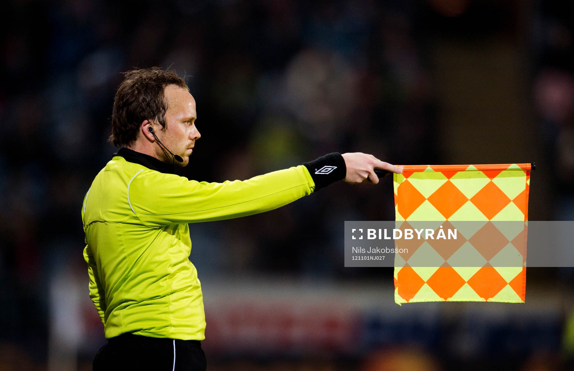 assisterande domaren vinkar av för offside när Wilton