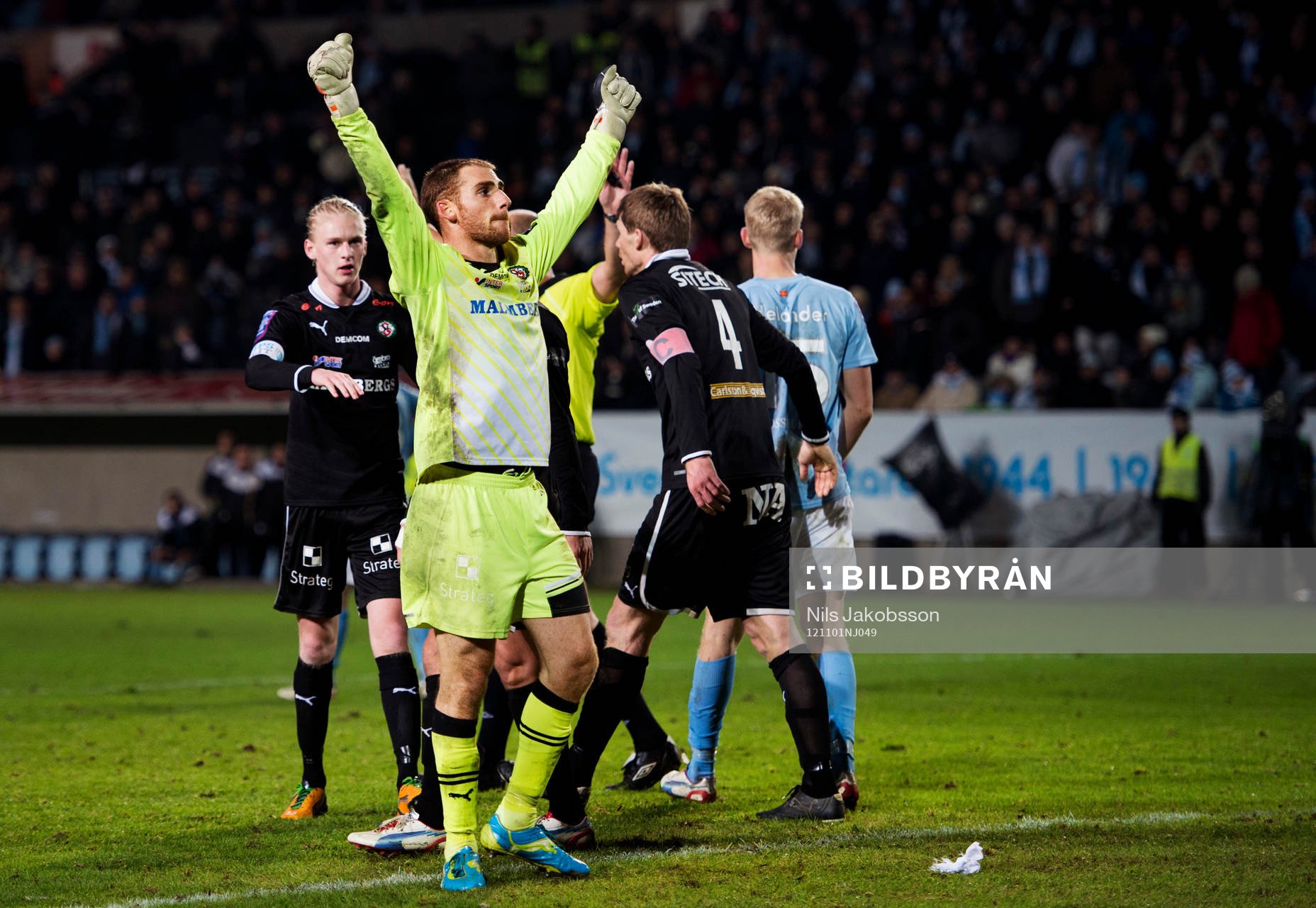 Tomer Chencinski, målvakt, Örebro jublar mot klacken i