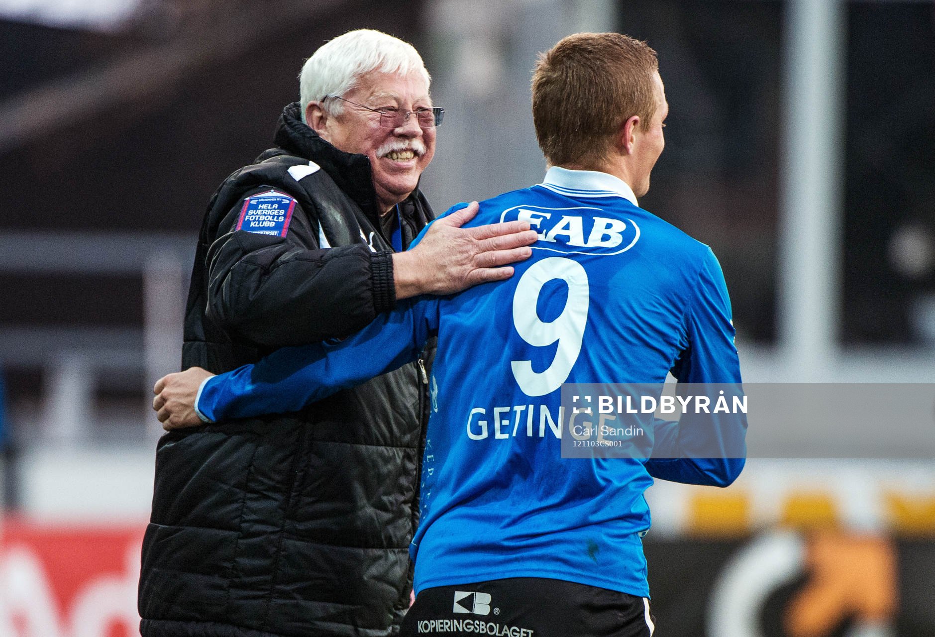 Sven Strömberg, materialförvaltare, kramas om av Gudjón
