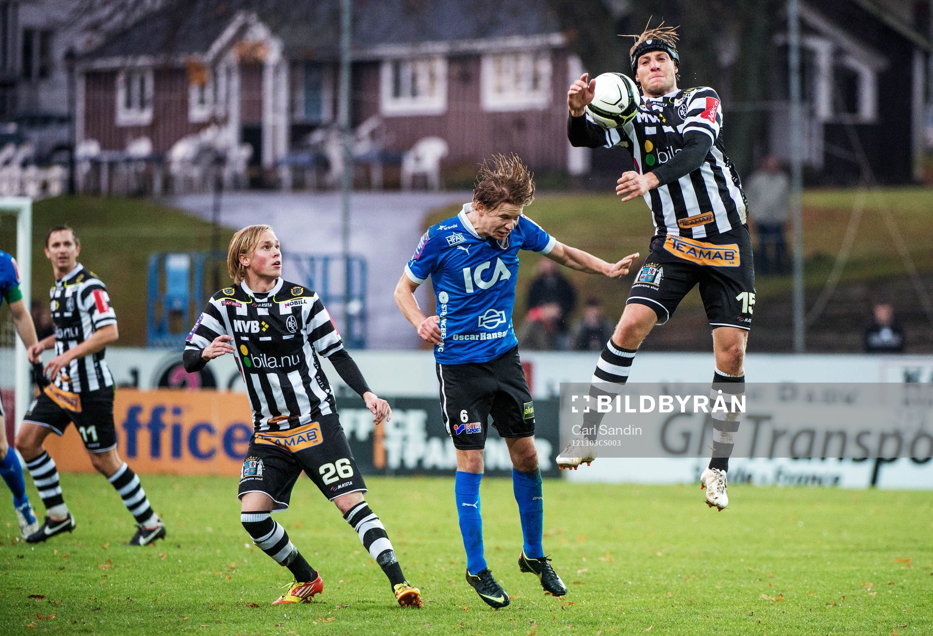 Fredrik Karlsson, Landskrona, tar ner bollen med armen