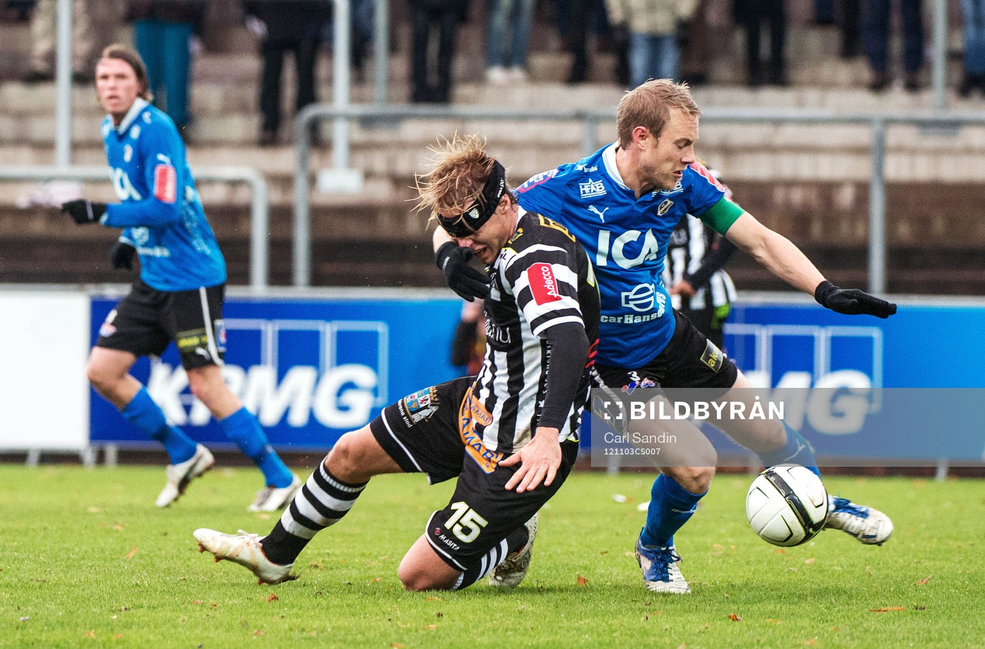 Viktor Ljung, Halmstad, drar ner pannbandet framför