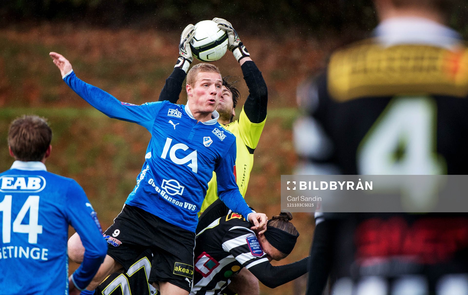 Gudjón Baldvinsson, Halmstad, försöker nicka men Niklas