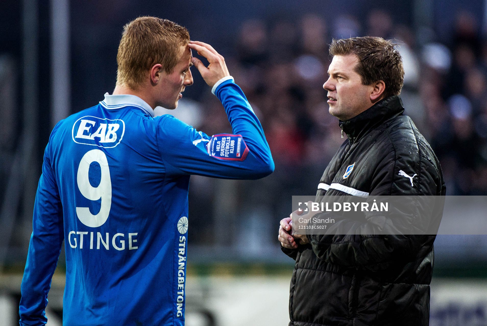 Jens Gustafsson, tränare Halmstad, pratar med Gudjón