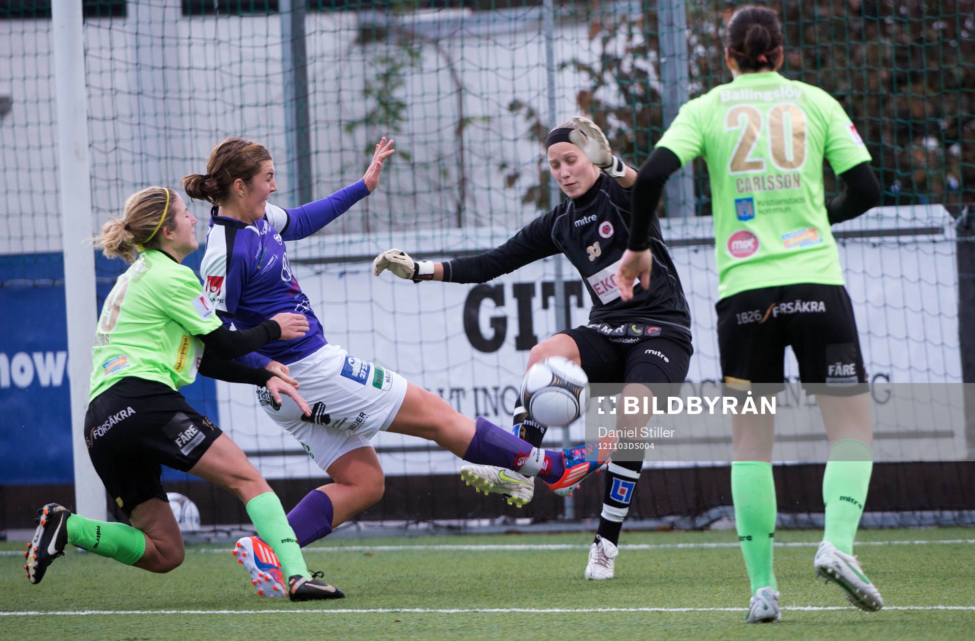 Elin Sandgren, Jitex, har en bra målchans, Hanna Persson,