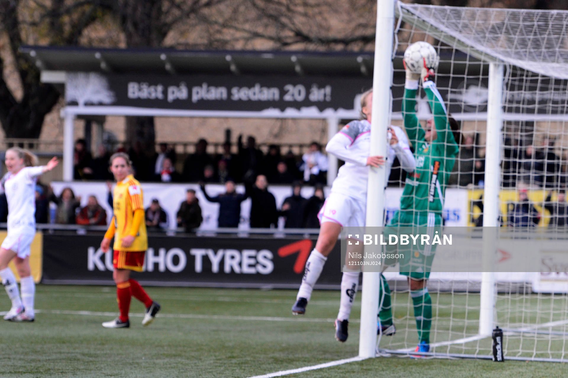 Katrin Schmidt, Malmö försöker nicka bollen fångad av