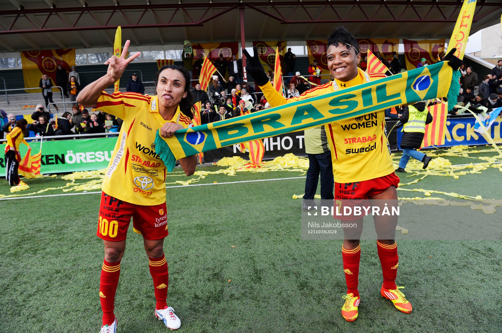  Marta Vieira da Silva och Elaine Moura jublar efter slutsignalen.