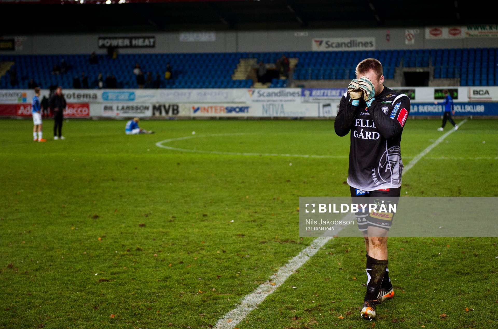 Fredrik Persson, målvakt Trelleborg, deppar och gråter