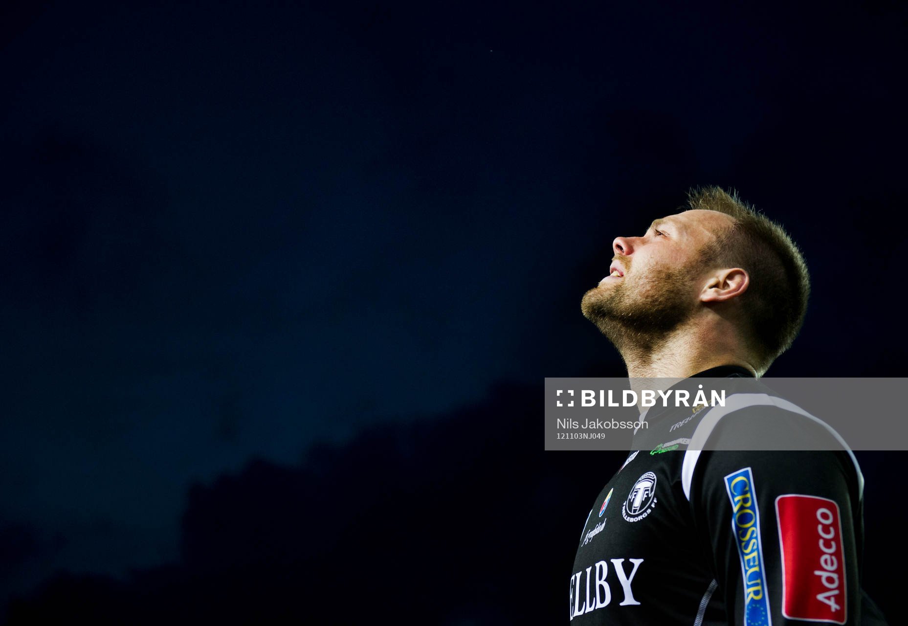 Fredrik Persson, målvakt Trelleborg, deppar och gråter