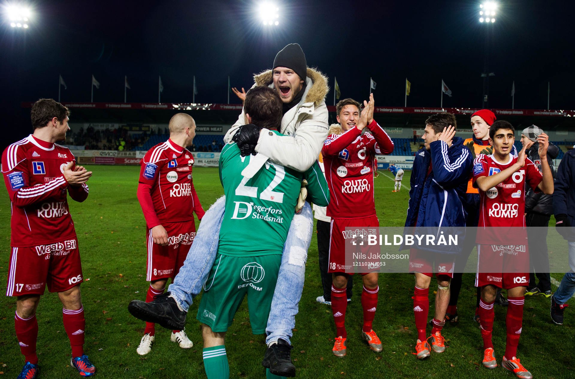 Efter slutsignal är spelarna i Degerfors jublande glada