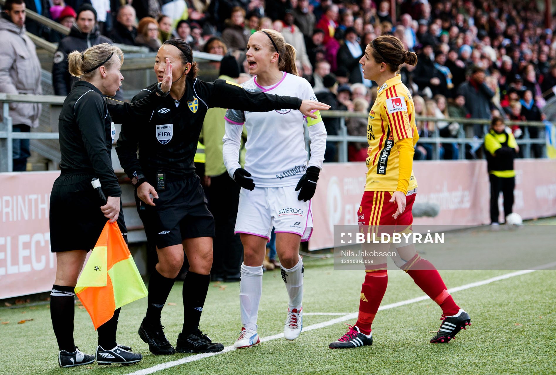 domare Jenny Palmqvist pratar med assisterande domaren,