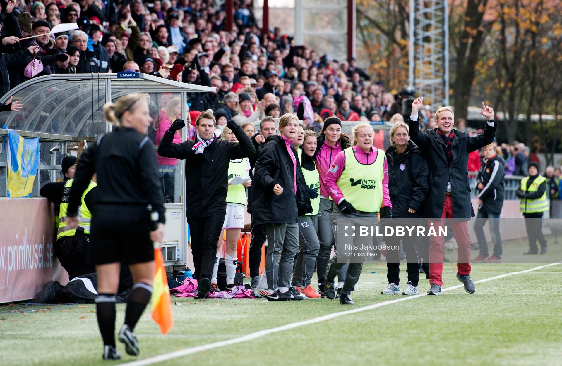  bänken hos LDB med tränare Peter Moberg, längst till vänster jublar när de tror att det blivit 1-1.
