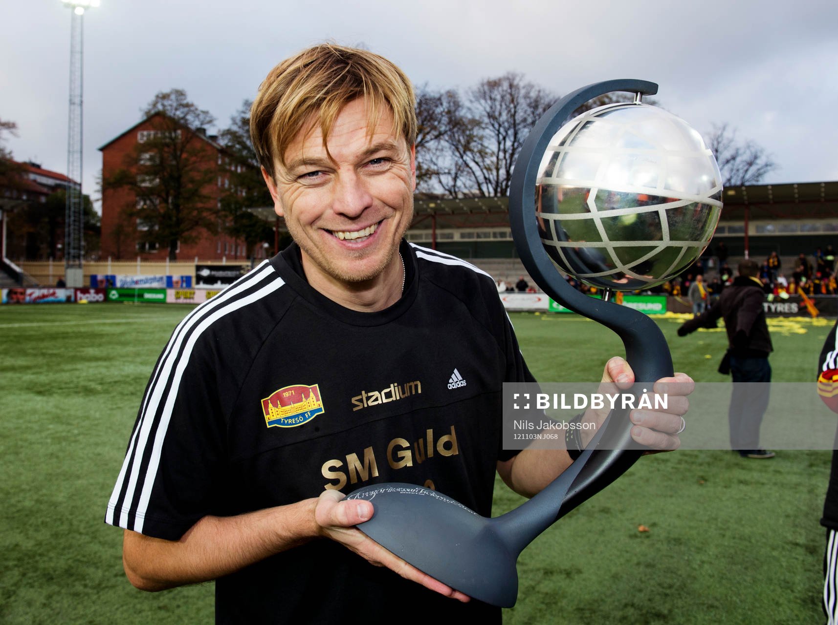 Tony Gustavsson, tränare Tyresö med pokalen,