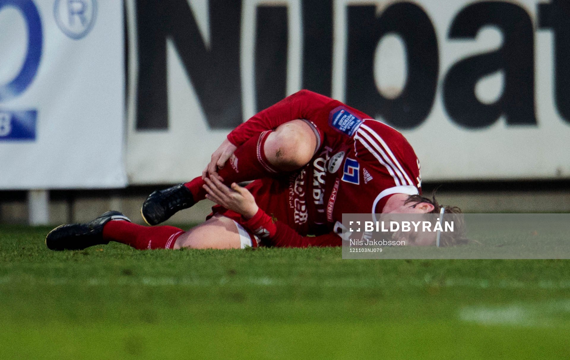 Erik Nilsson, Degerfors, stämplas av Dennis Melander,