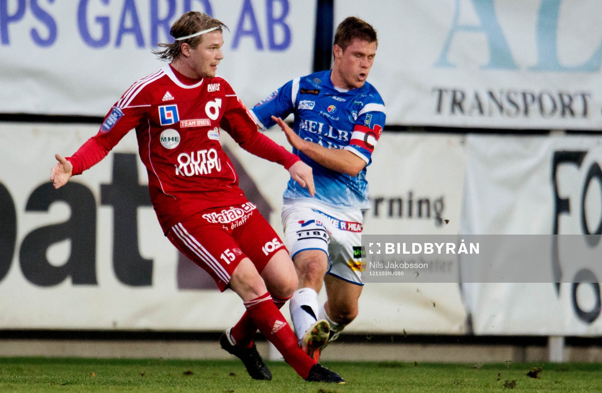  Erik Nilsson, Degerfors, stämplas av Dennis Melander, Trelleborg, och tvingas utgå skadad.