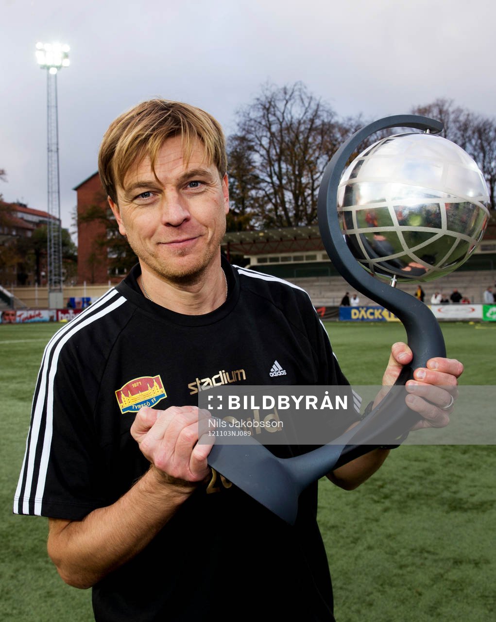 Tony Gustavsson, tränare Tyresö, med prinsessan Victorias