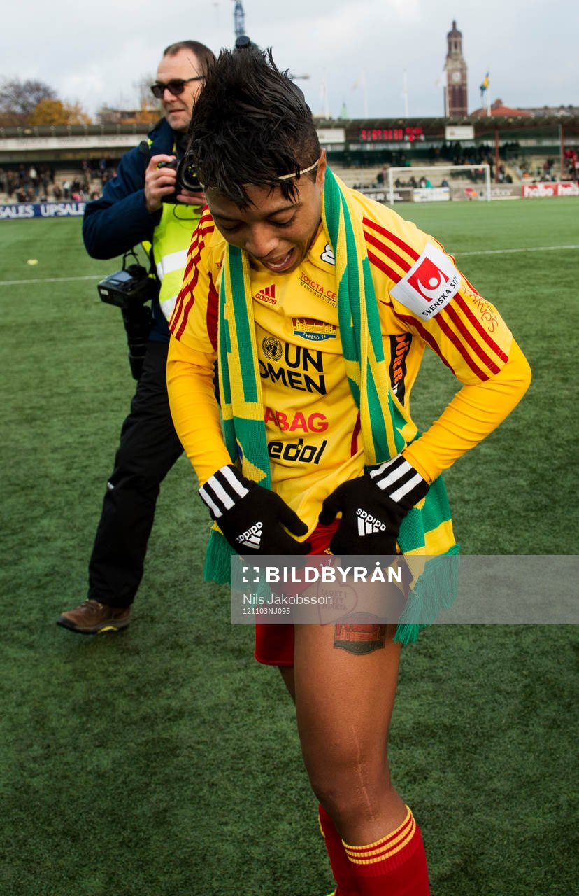 Elaine Moura, Tyresö, visar sin tatuering