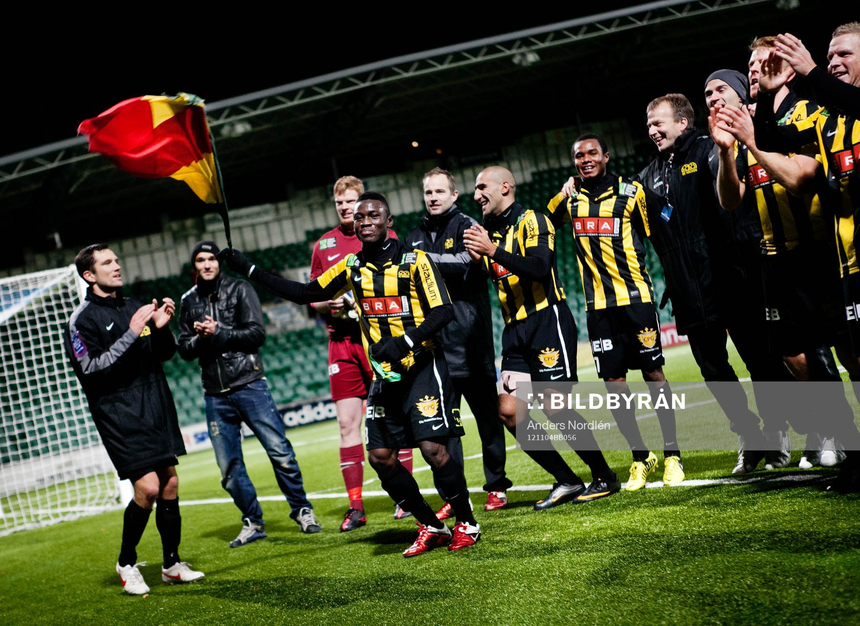  Häckens #18 Waris Majeed flaggar och firar segern och andraplatsen i Allsvenskan.