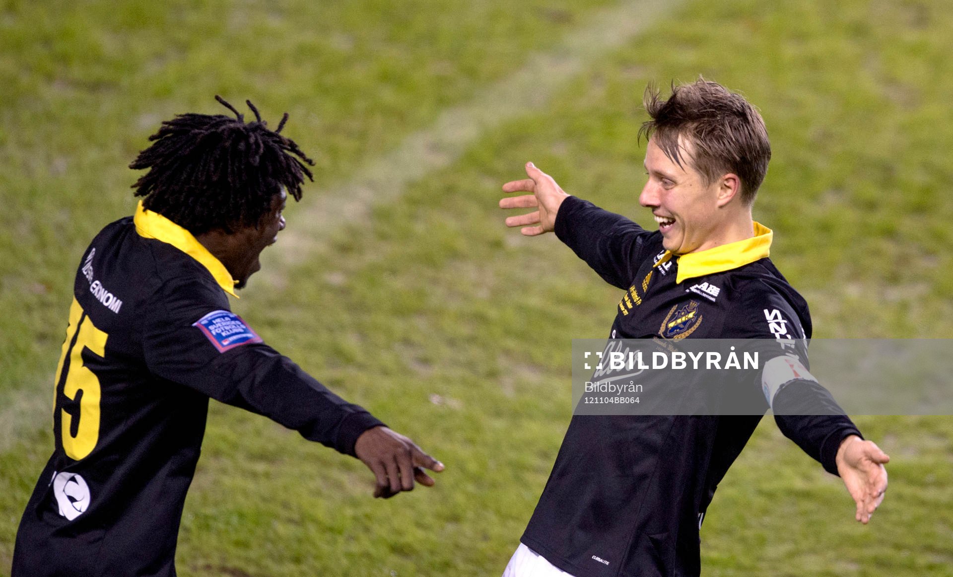 Målskyttarna Mohamed Bangura och Viktor Lundberg jublar