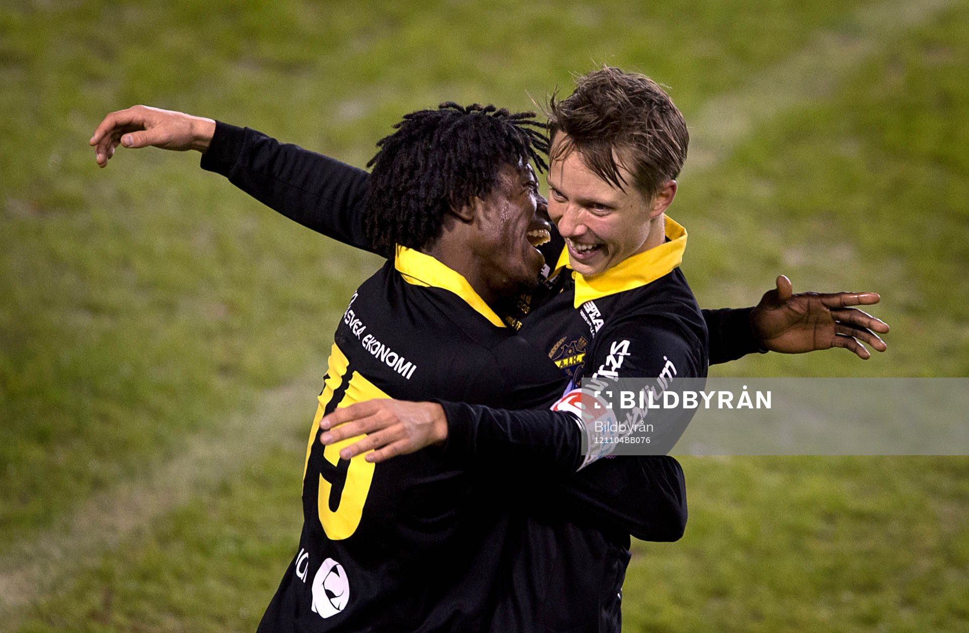 Målskyttarna Mohamed Bangura och Viktor Lundberg, AIK