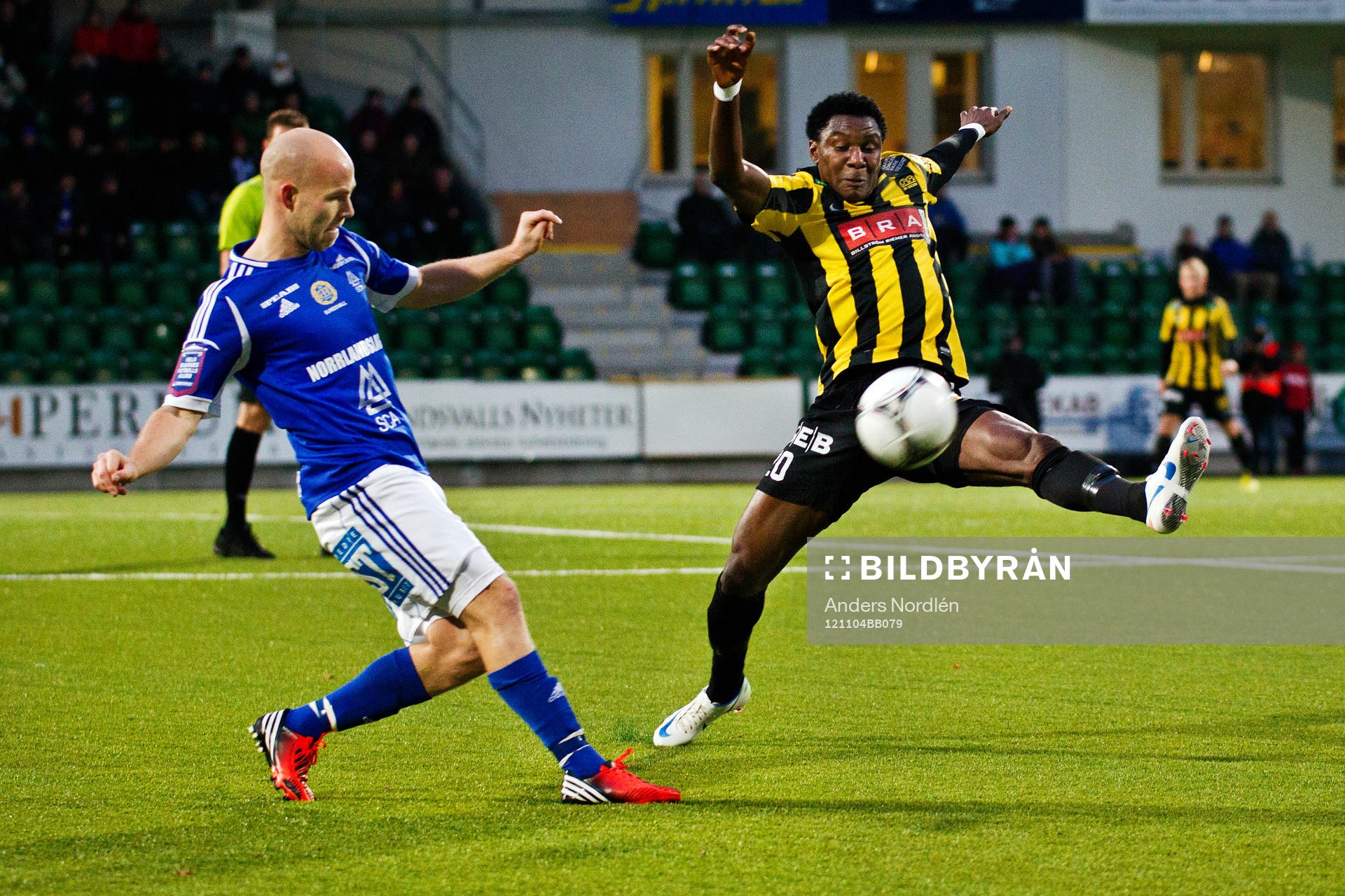  GIF Sundsvalls #5 Roger Risholt och Häckens #20 Dominic Chatto