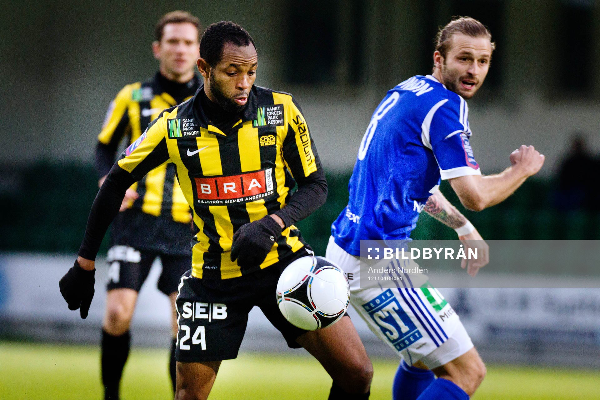 Häckens #24 René Makondele i näkamp med GIF Sundsvalls