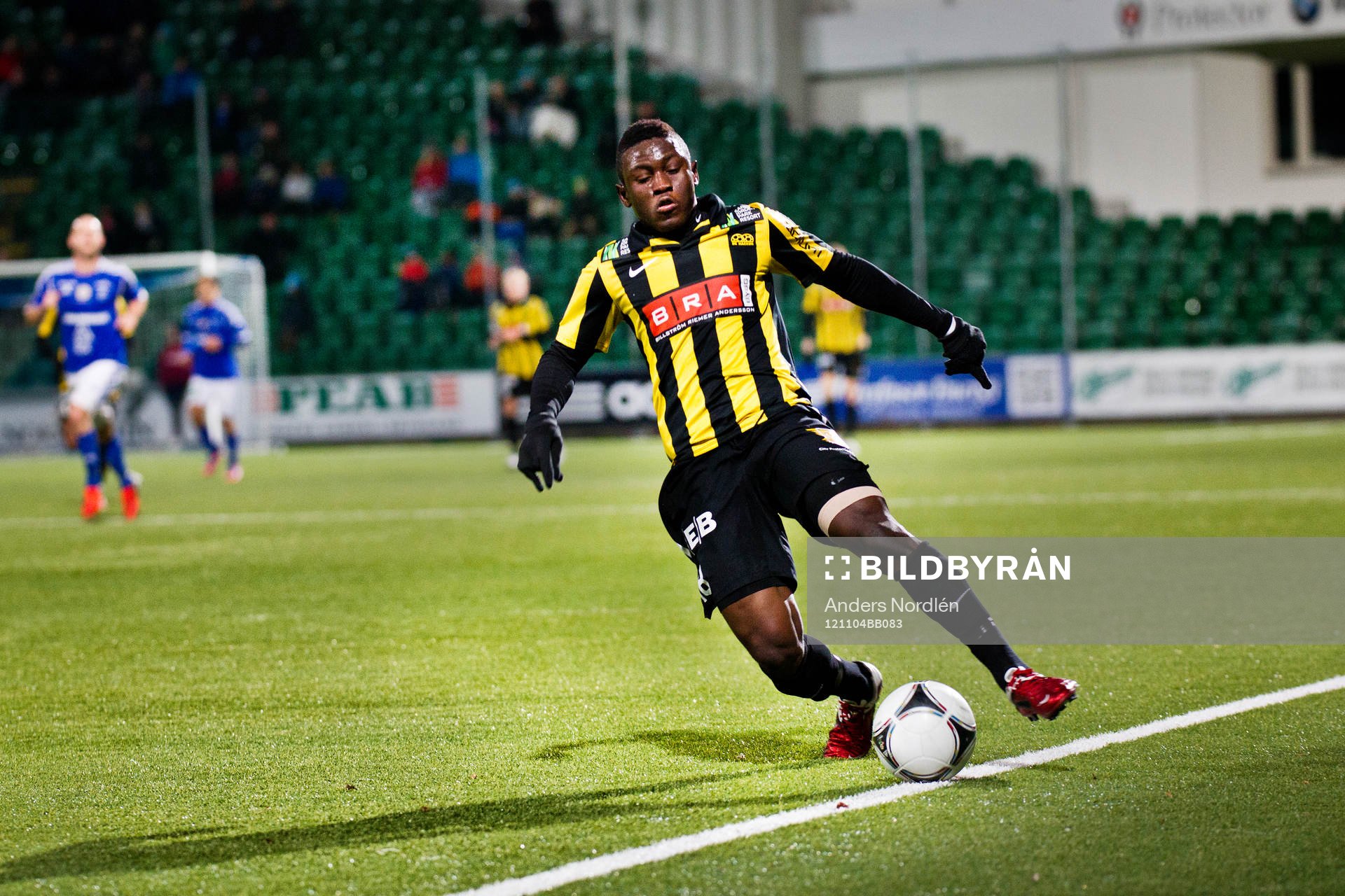 Häckens #18 Waris Majeed stoppar en boll från att gå