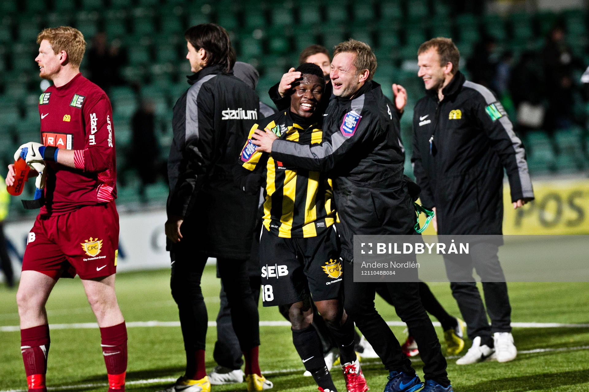 Häckens #18 Waris Majeed och tränaren Peter Gerhardsson