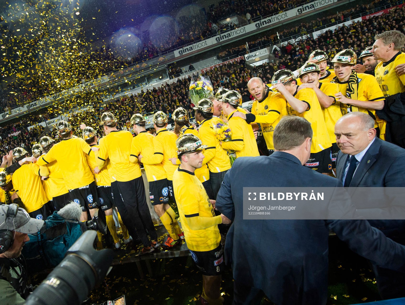 Anders Svensson Elfsborg väntar på pokalen. Guldglädje