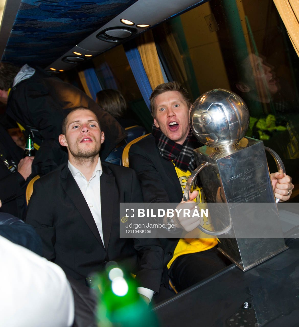 David Elm Elfsborg håller hårt om Lennart Johanssons