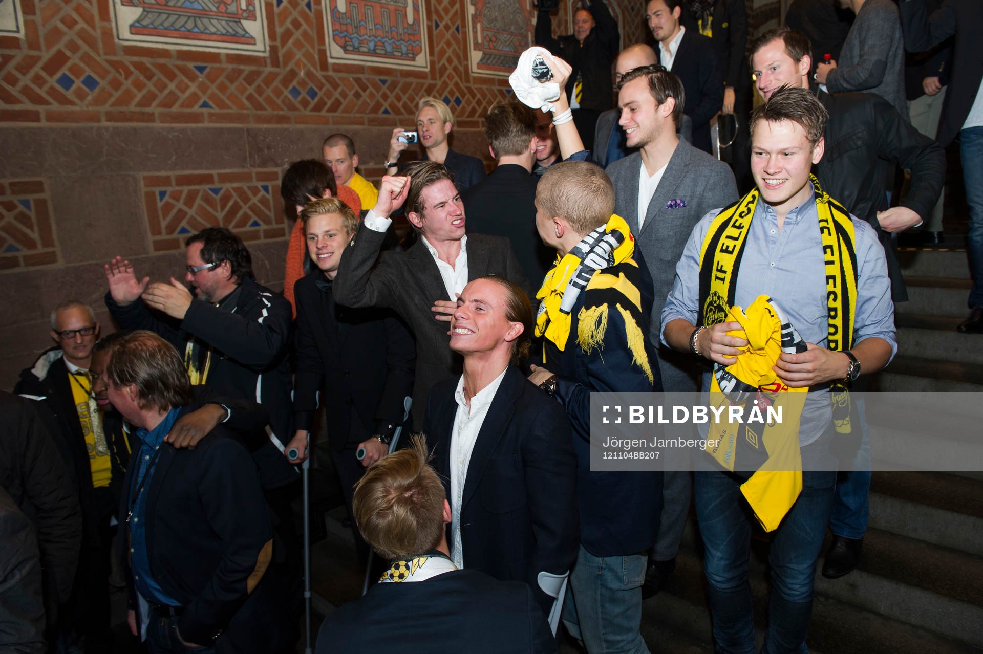 Fotboll, Allsvenskan, Elfsborg - Åtvidaberg: Elfsborgs spelare väntar på att få komma ut på rådhustrappan och möta folkets jubel. Glädje.