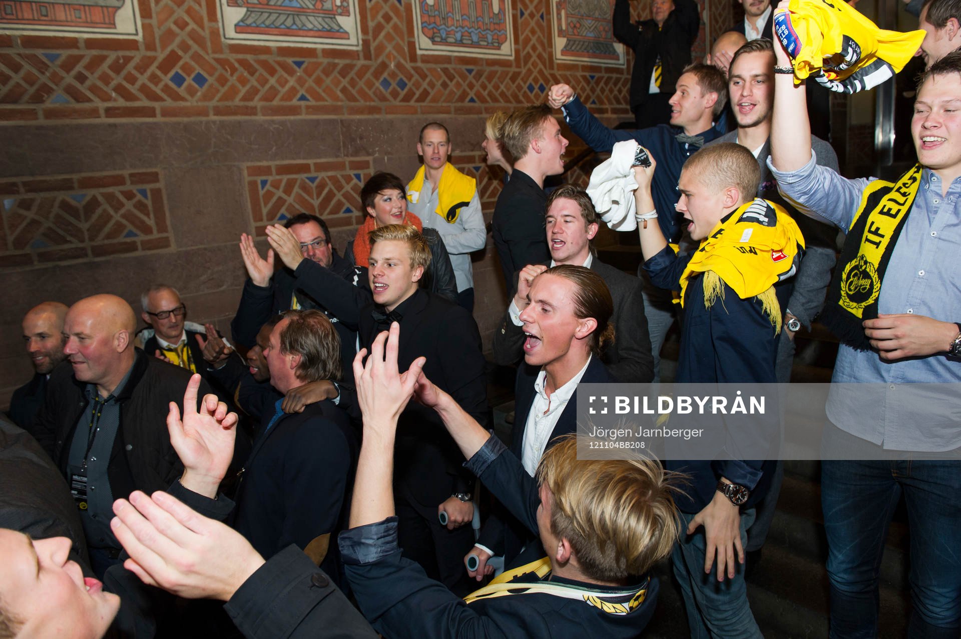Fotboll, Allsvenskan, Elfsborg - Åtvidaberg: Elfsborgs spelare väntar på att få komma ut på rådhustrappan och möta folkets jubel. Glädje. 