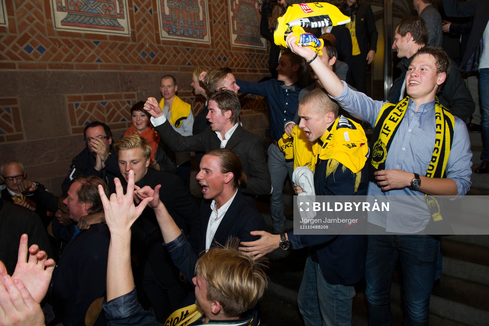 Fotboll, Allsvenskan, Elfsborg - Åtvidaberg: Elfsborgs spelare väntar på att få komma ut på rådhustrappan och möta folkets jubel. Glädje.