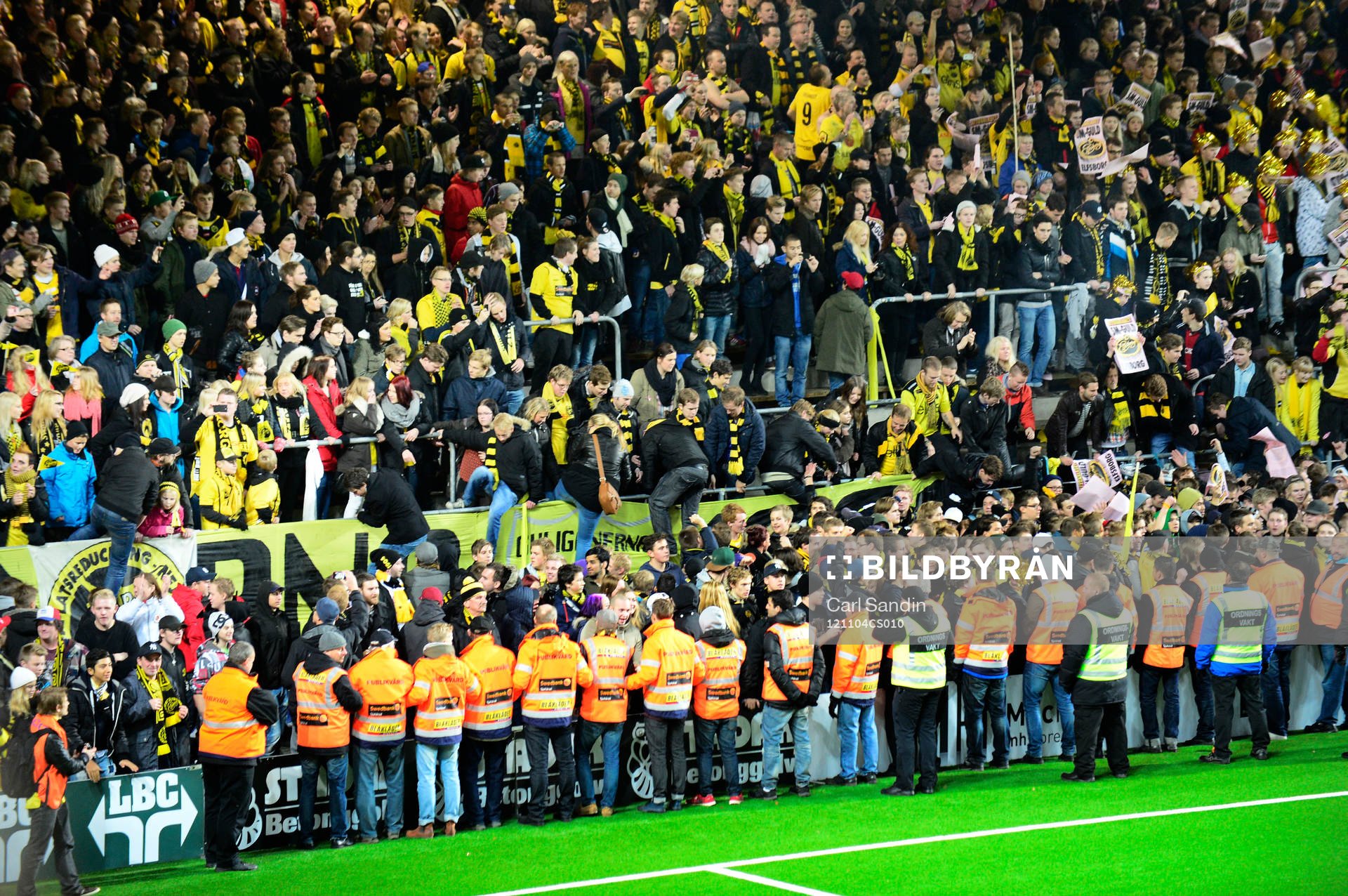 Elfsborgs supportrar försöker ta sig närmre planen för