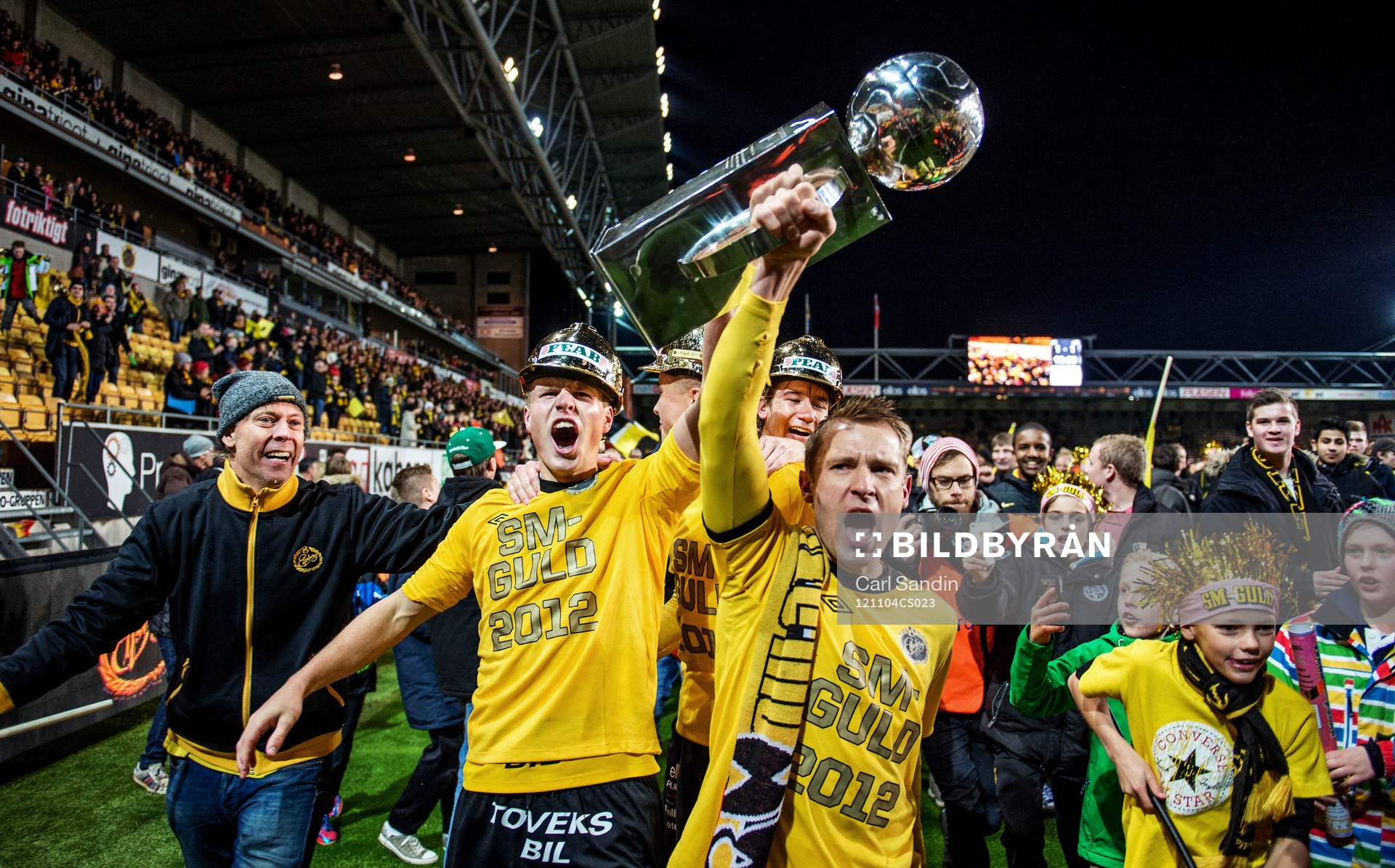 Oscar Hiljemark och Andreas Klarström, jublar med bucklan