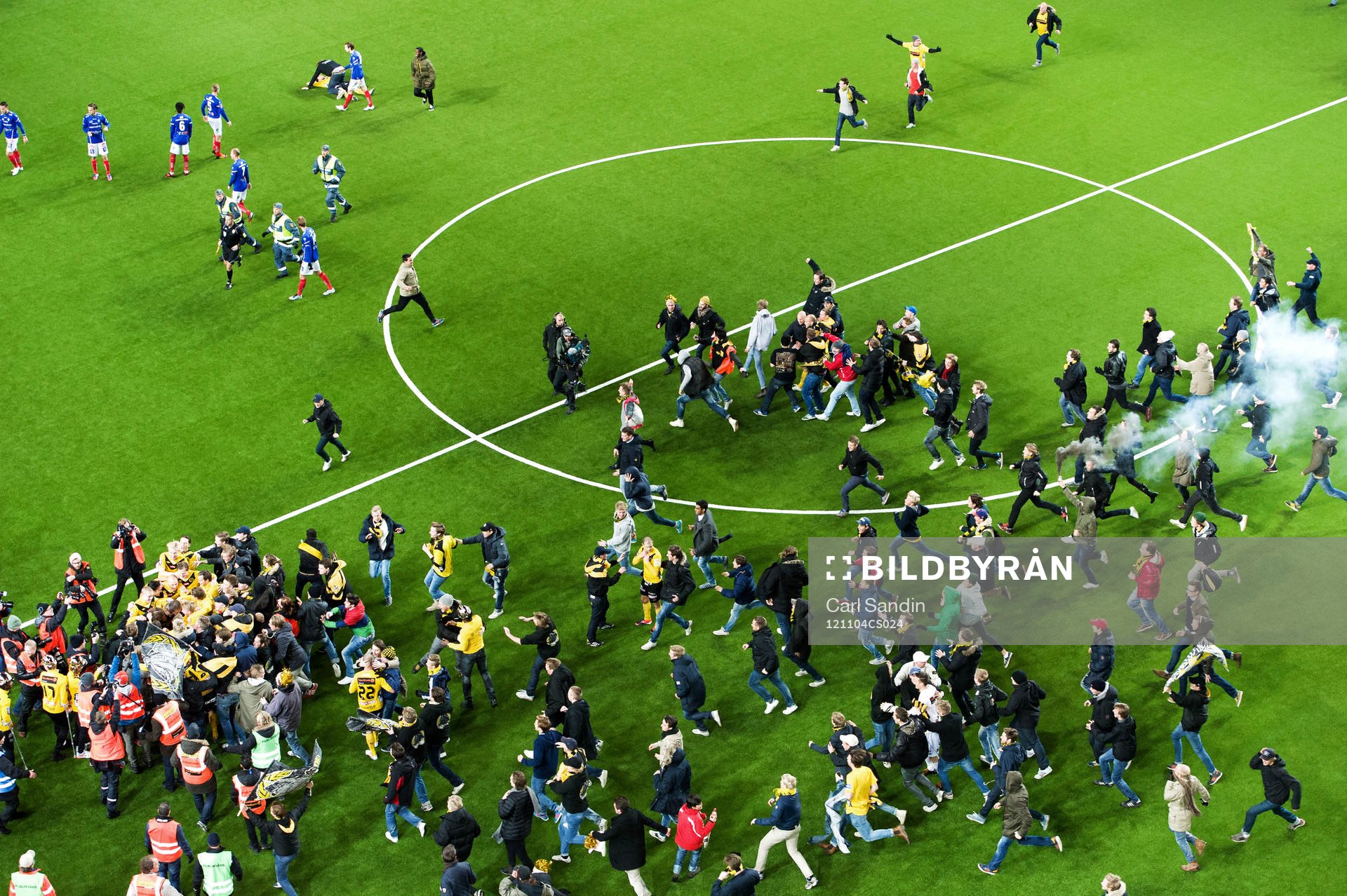 Supportrarna invaderar planen