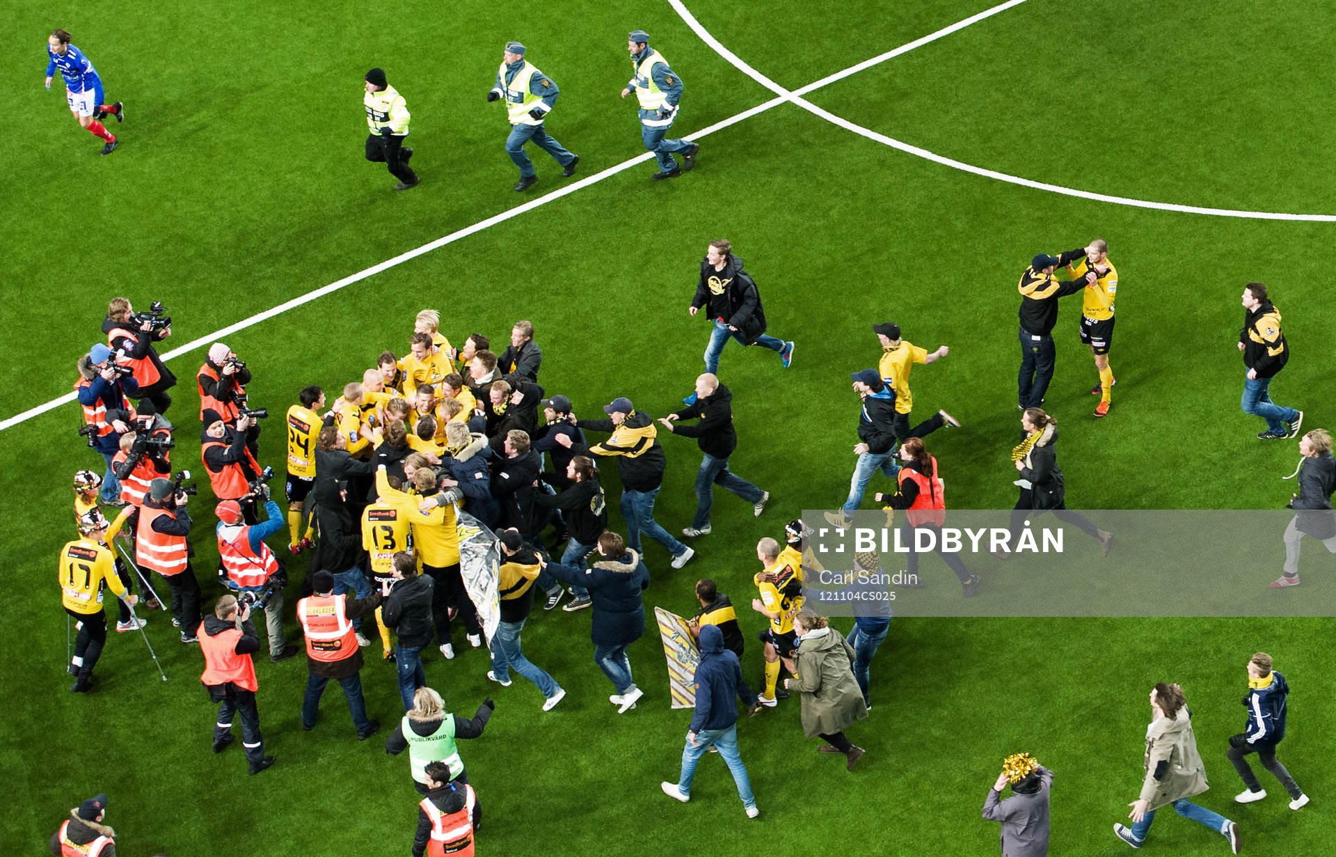 Supportrarna invaderar planen