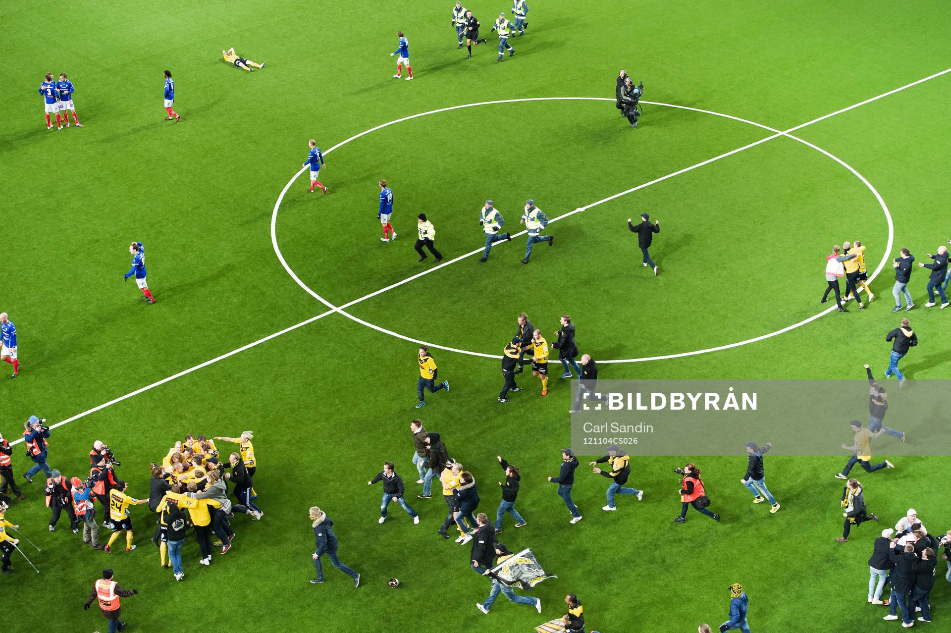 Supportrarna invaderar planen