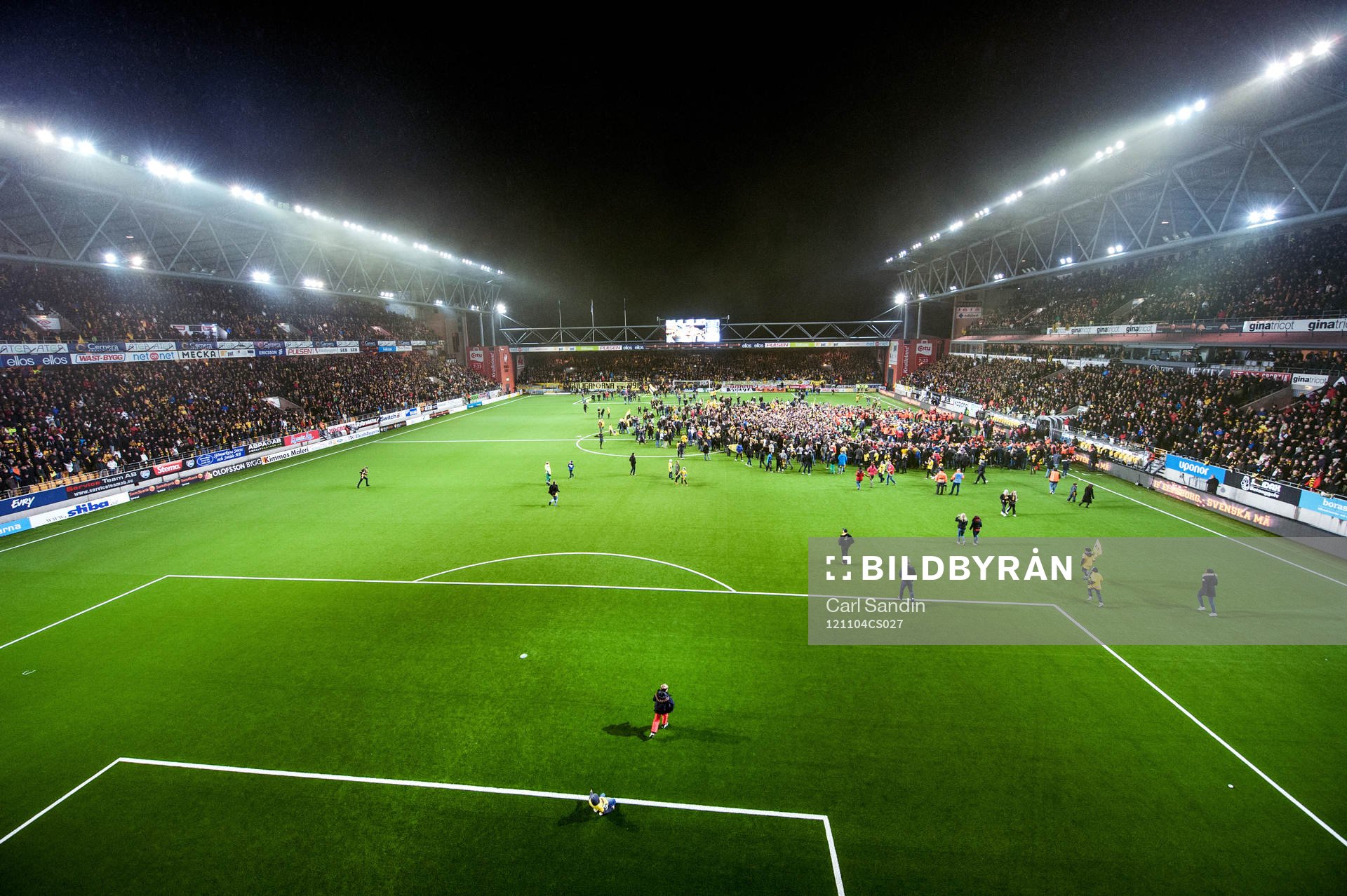 Supportrarna invaderar planen