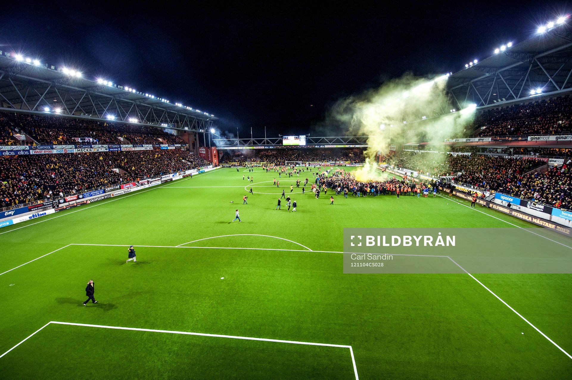 Supportrarna invaderar planen