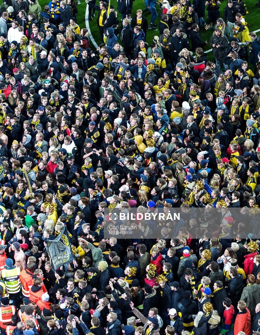 Supportrarna invaderar planen