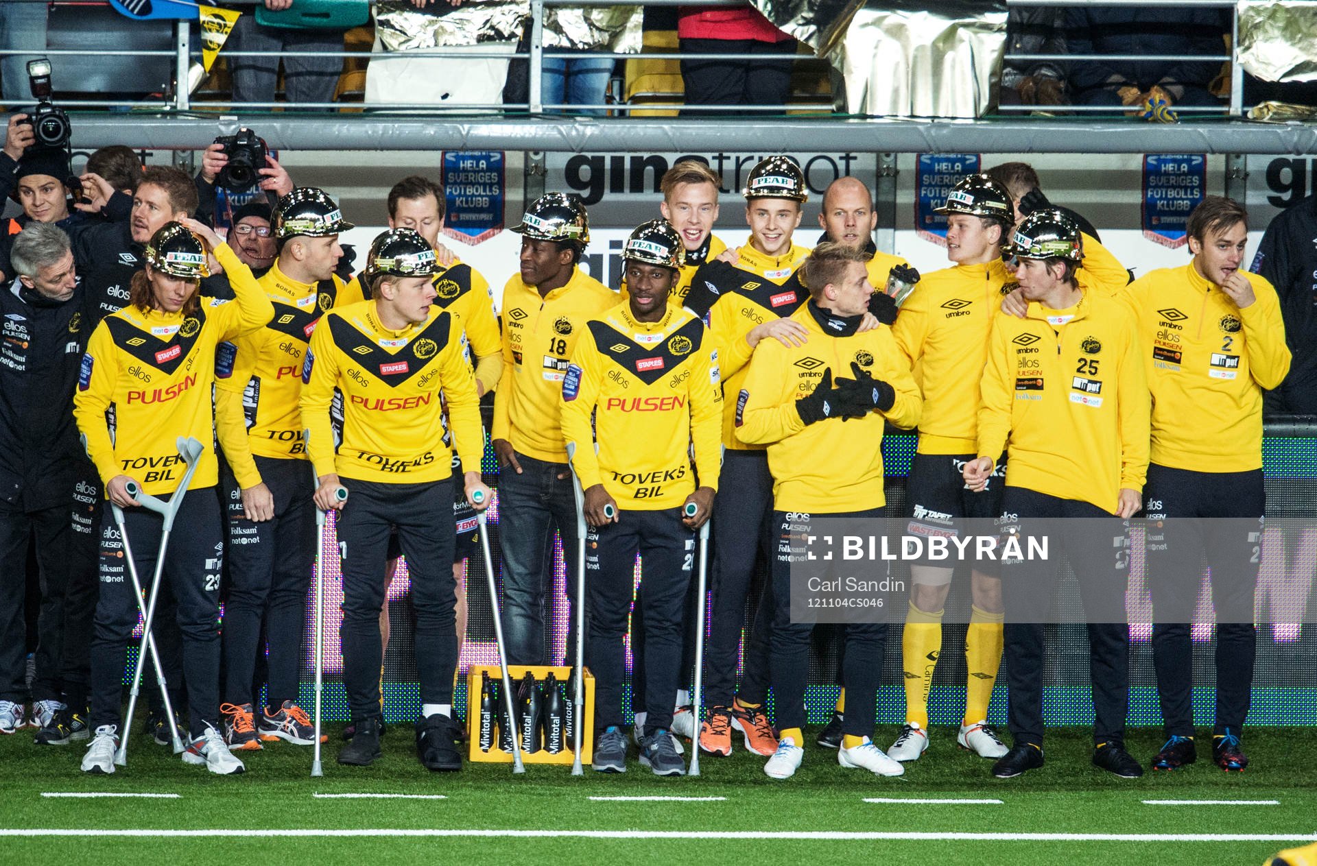 Spelarna på Elfsborgs bänk gör sig redos att springa ut